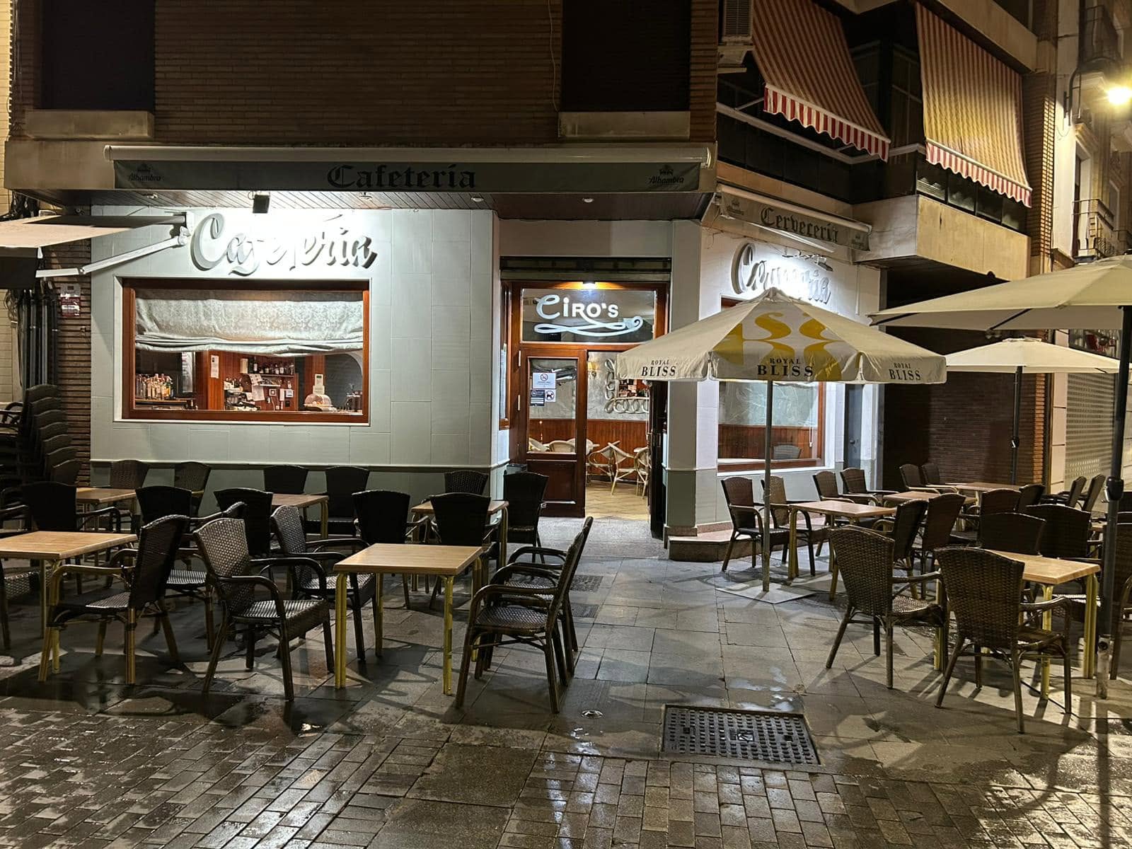 La fachada de Ciro’s iluminada y su terraza en calle Ollerías